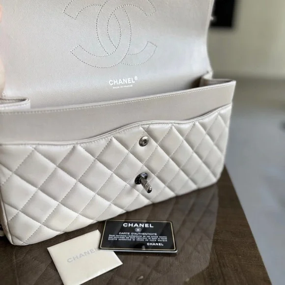 CHANEL Classic Jumbo Double Flap Bag – Ivory Quilted Lambskin - Picture 4 of 9